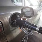 Vista de un surtidor de diésel en una gasolinera de Madrid
