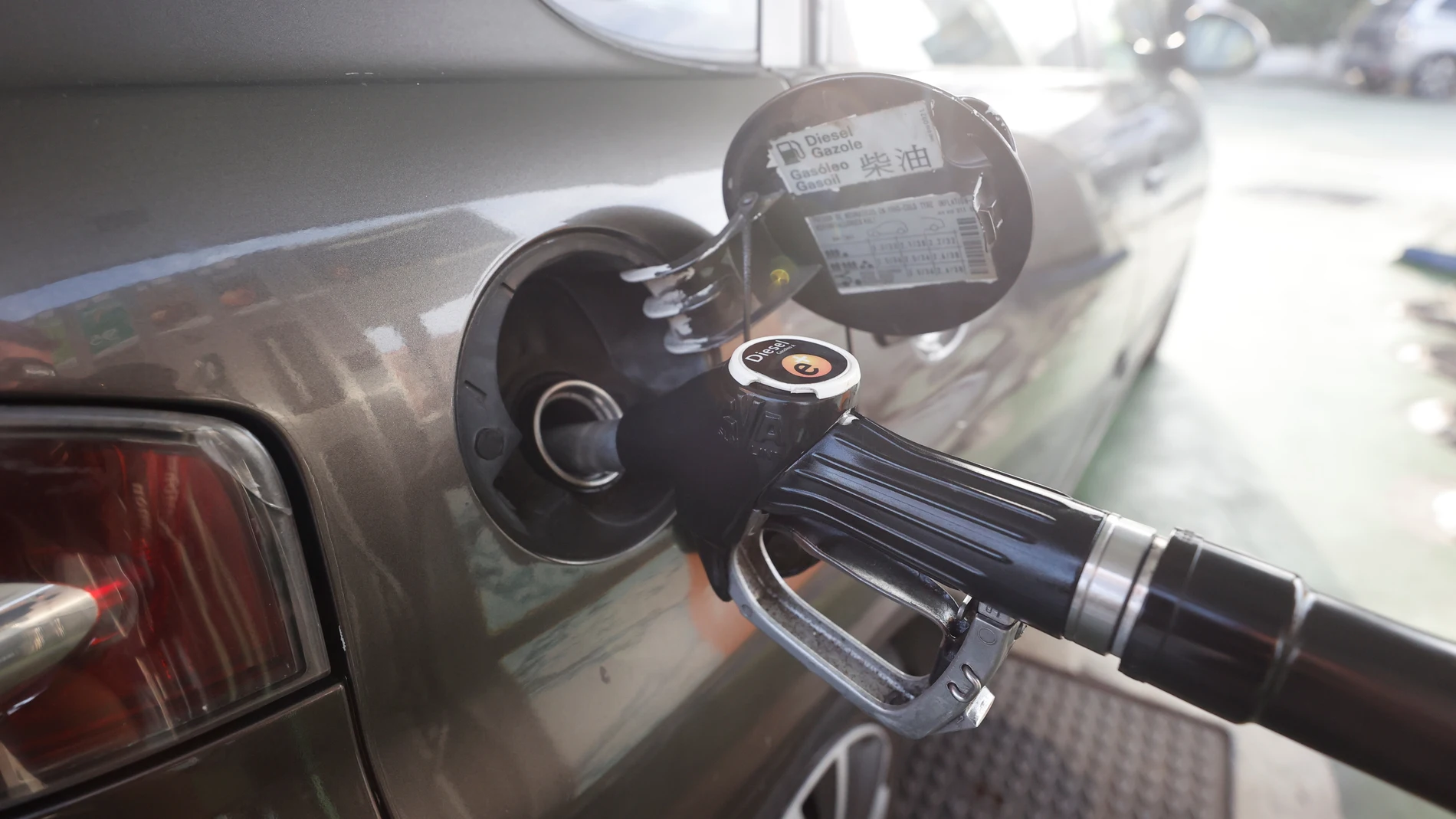 Vista de un surtidor de diésel en una gasolinera de Madrid