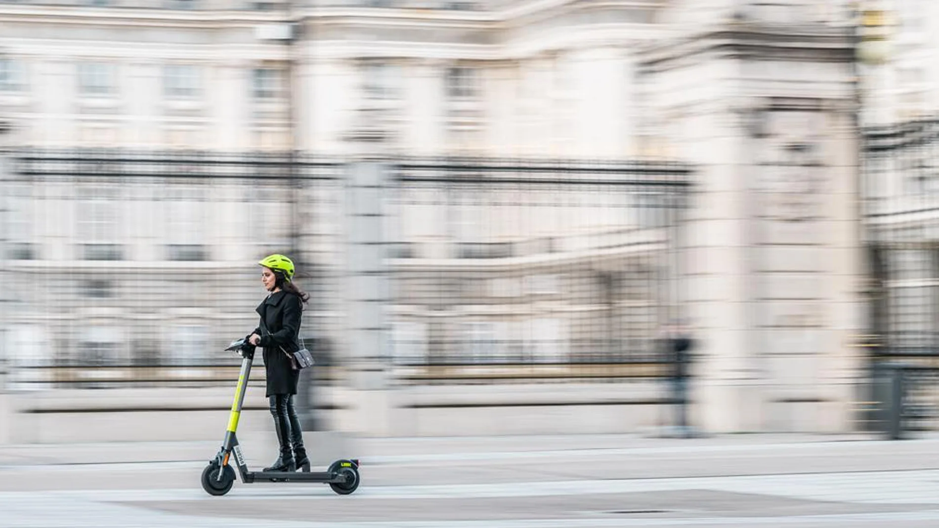 Una persona conduce un patinete eléctrico Link por Madrid