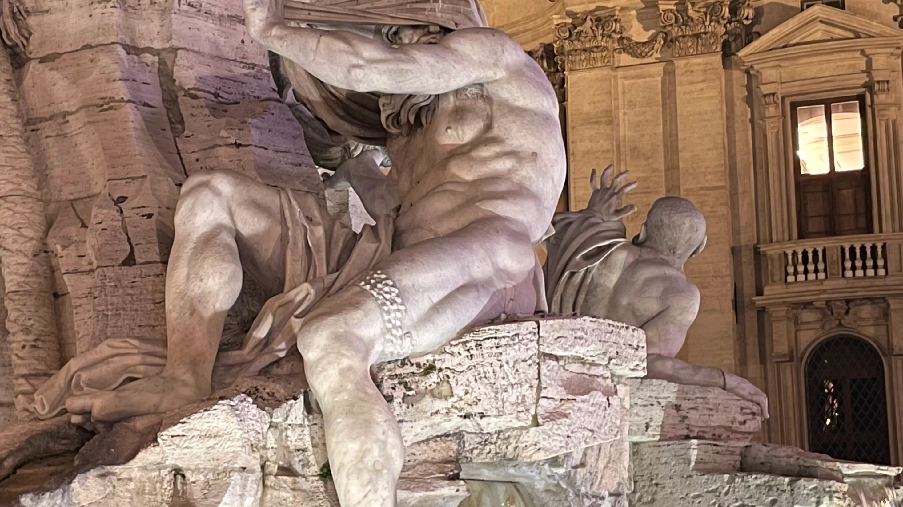 Se cubre la cabeza para protegerse de la caída del campanario de la iglesia construido por Borromini