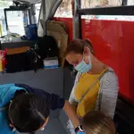 Una niña es vacunada en la &#39;vacuguagua&#39;, que acudió el viernes al CEIP Tinguaro de Vecindario, en Gran Canaria