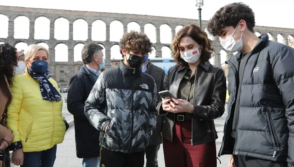 Isabel Díaz Ayuso, en Segovia, con unos jóvenes que la pidieron hacerse un selfie
