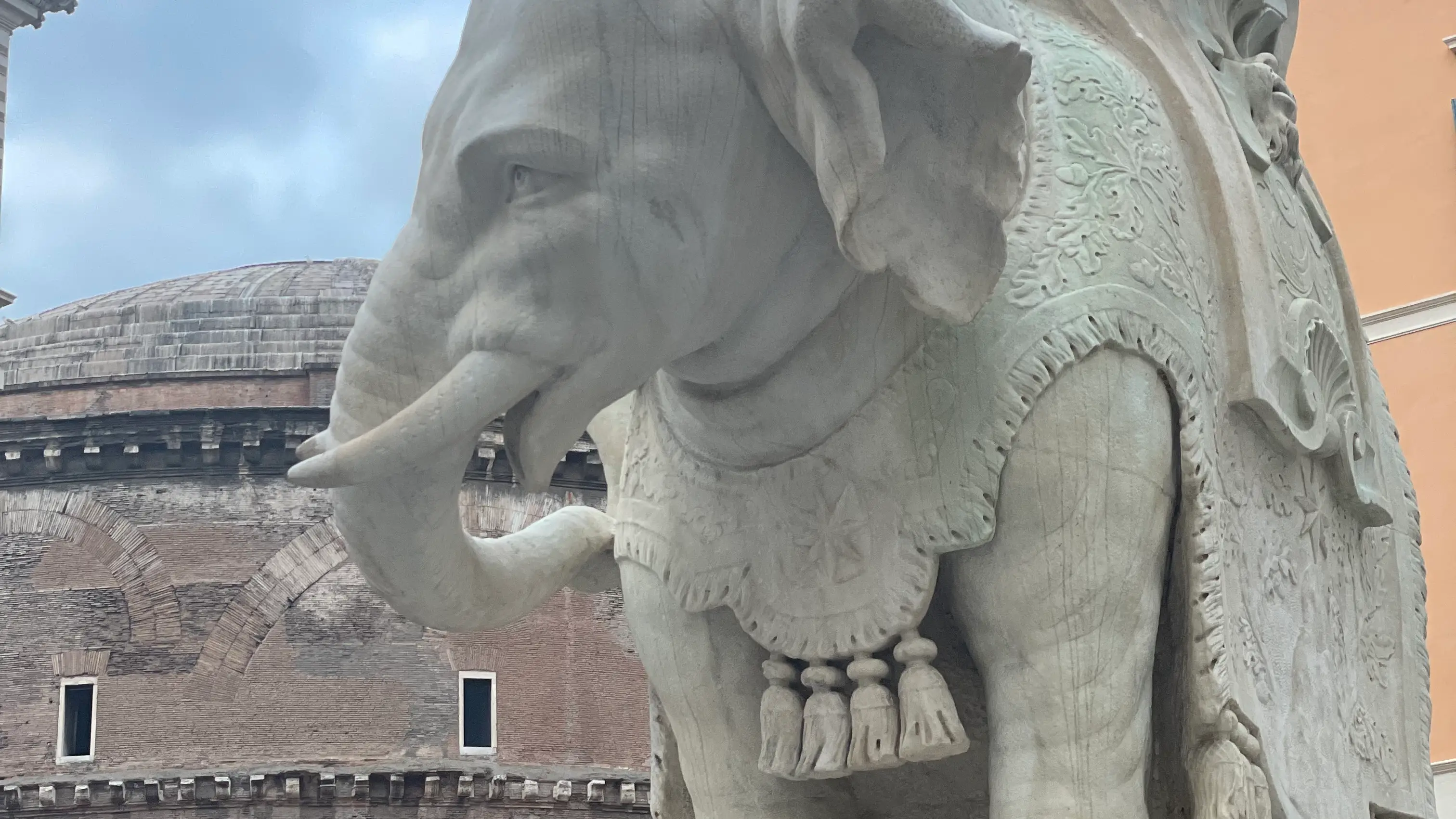 El elefante de Bernini con el Pantheon de Agrippa de fondo