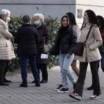 Varias personas caminan por la calle sin mascarilla