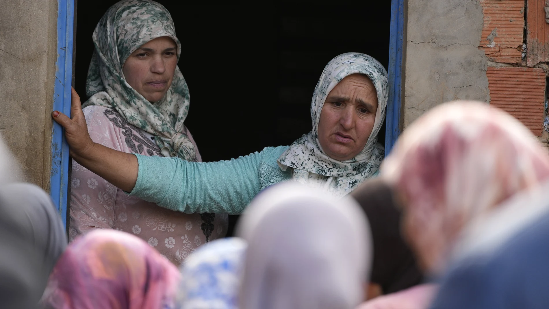 Una mujer entre el grupo de vecinos que siguen las labores de rescate del pequeño Rayan