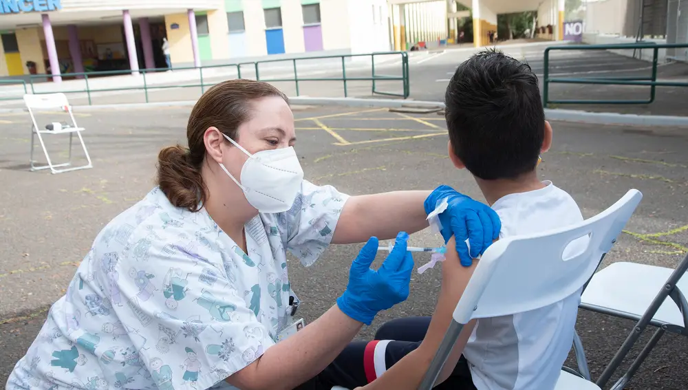 Un menor recibe una dosis de la vacuna en Canarias