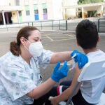 Un menor recibe una dosis de la vacuna en Canarias