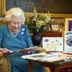 Imagen cedida por el Palacio de Buckingham para celebrar el Jubileo de platino en la que se ve a la reina Isabel II en la sala Oak del castillo de Windsor, en Inglaterra