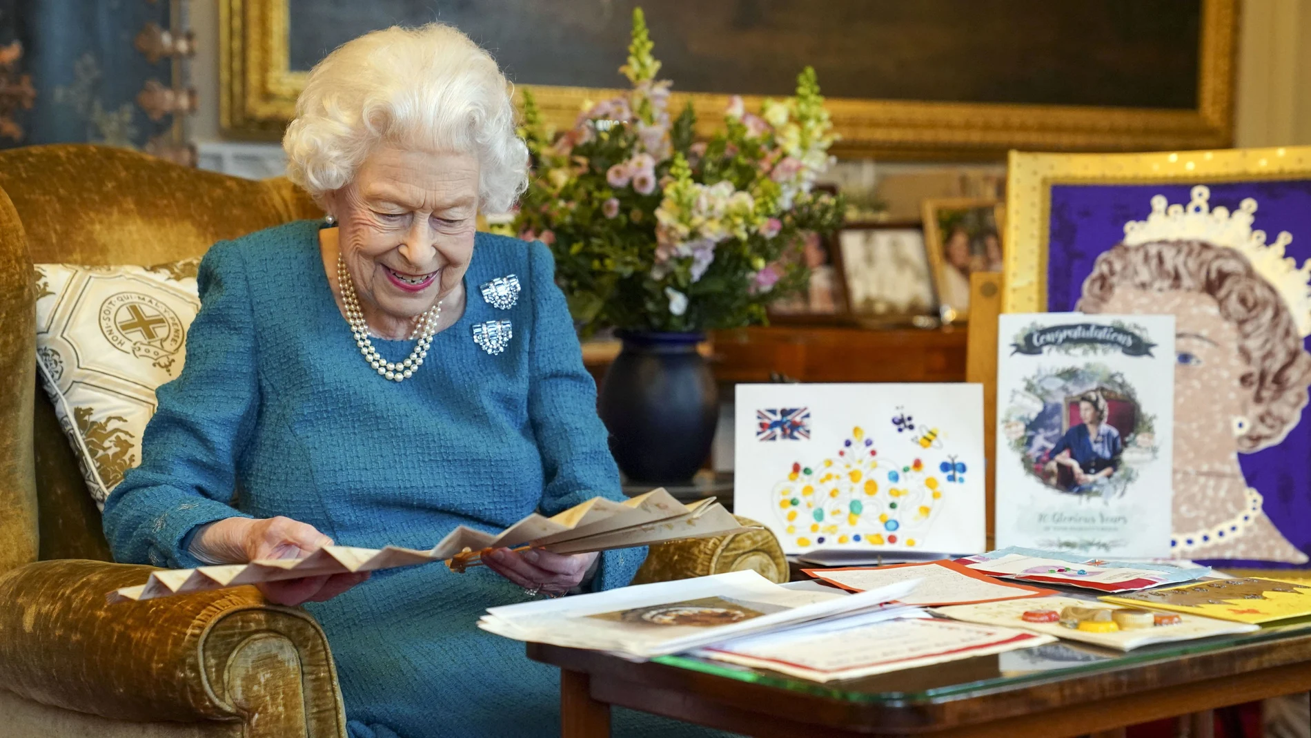 Imagen cedida por el Palacio de Buckingham para celebrar el Jubileo de platino en la que se ve a la reina Isabel II en la sala Oak del castillo de Windsor, en Inglaterra