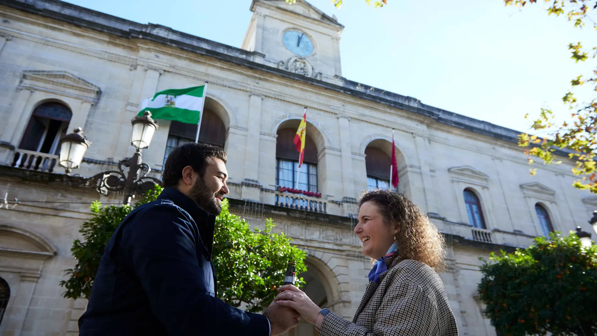 Una pareja brinda con champán en el Ayuntamiento de Sevilla. Joaquín Corchero / Europa Press