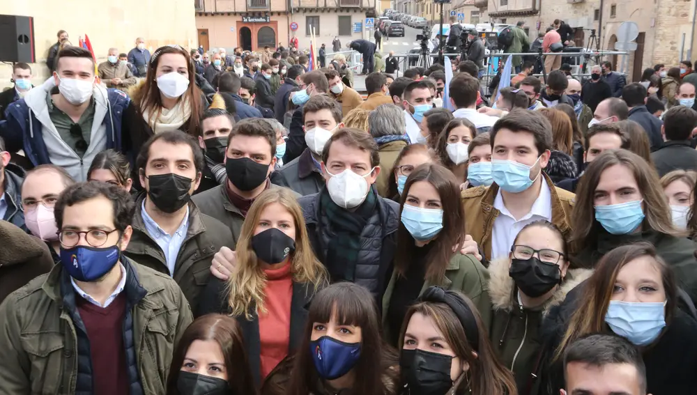 El candidato del Partido Popular a la Presidencia de la Junta, Alfonso Fernández Mañueco, celebra un acto joven junto a la presidenta de Nuevas Generaciones, Beatriz Fanjul; el portavoz del PP en el Senado, Javier Maroto; el cabeza de lista por Segovia, Francisco Vázquez; y el presidente de Nuevas Generaciones en Castilla y León, Eduardo Carazo