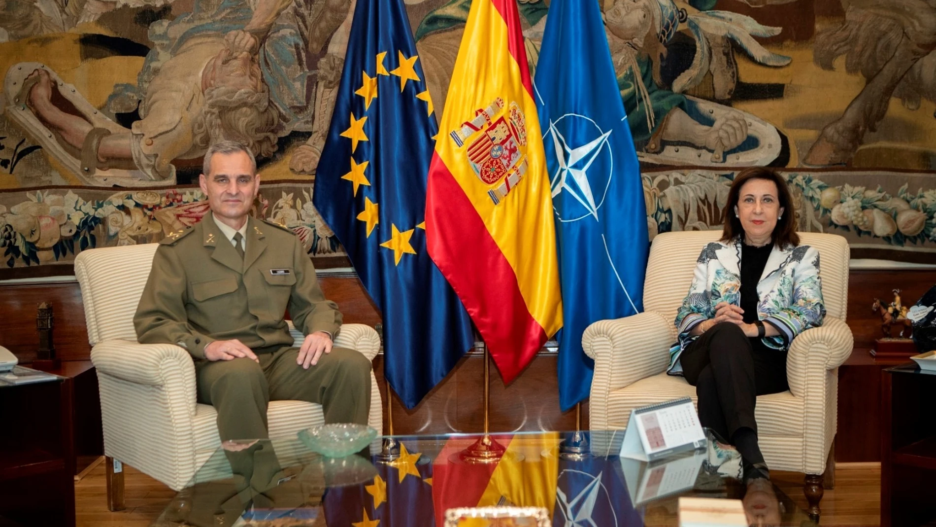El general de División Aroldo Lázaro Sáenz junto a la ministra de Defensa, Margarita Robles