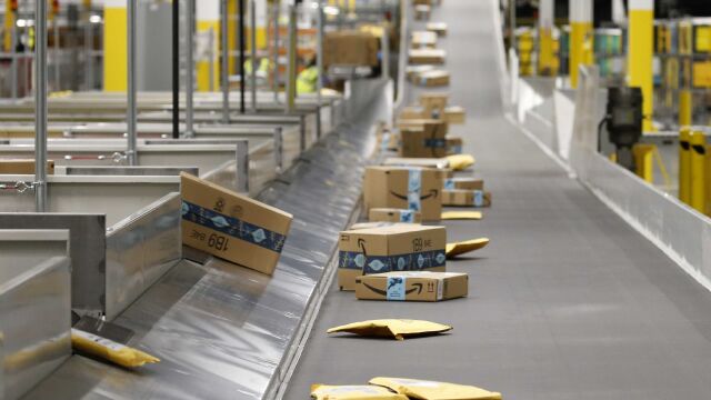 Paquetes de Amazon en una cinta transportadora