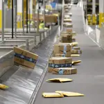 Paquetes de Amazon en una cinta transportadora