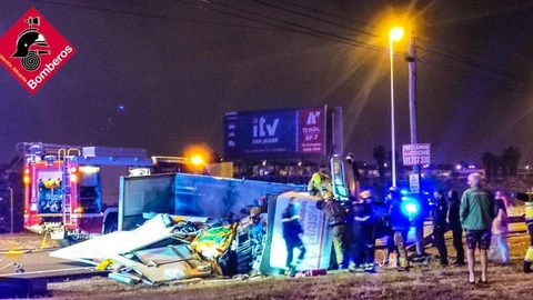Dos heridos en un accidente entre un camión y un coche en Torrevieja