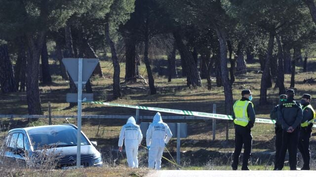 Efectivos de la Guardia Civil controlan el acceso a la zona donde este sábado se ha encontrado un cuerpo que podría corresponder a la joven Esther López, de 35 años, desaparecida hace veinticinco días en Traspinedo (Valladolid). EFE/R. García
