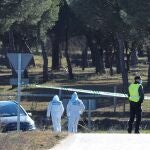 Efectivos de la Guardia Civil controlan el acceso a la zona donde este sábado se ha encontrado un cuerpo que podría corresponder a la joven Esther López, de 35 años, desaparecida hace veinticinco días en Traspinedo (Valladolid). EFE/R. García