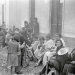 Hombres y mujeres en su huida desde Málaga hacia el este, asediados por las tropas franquistas