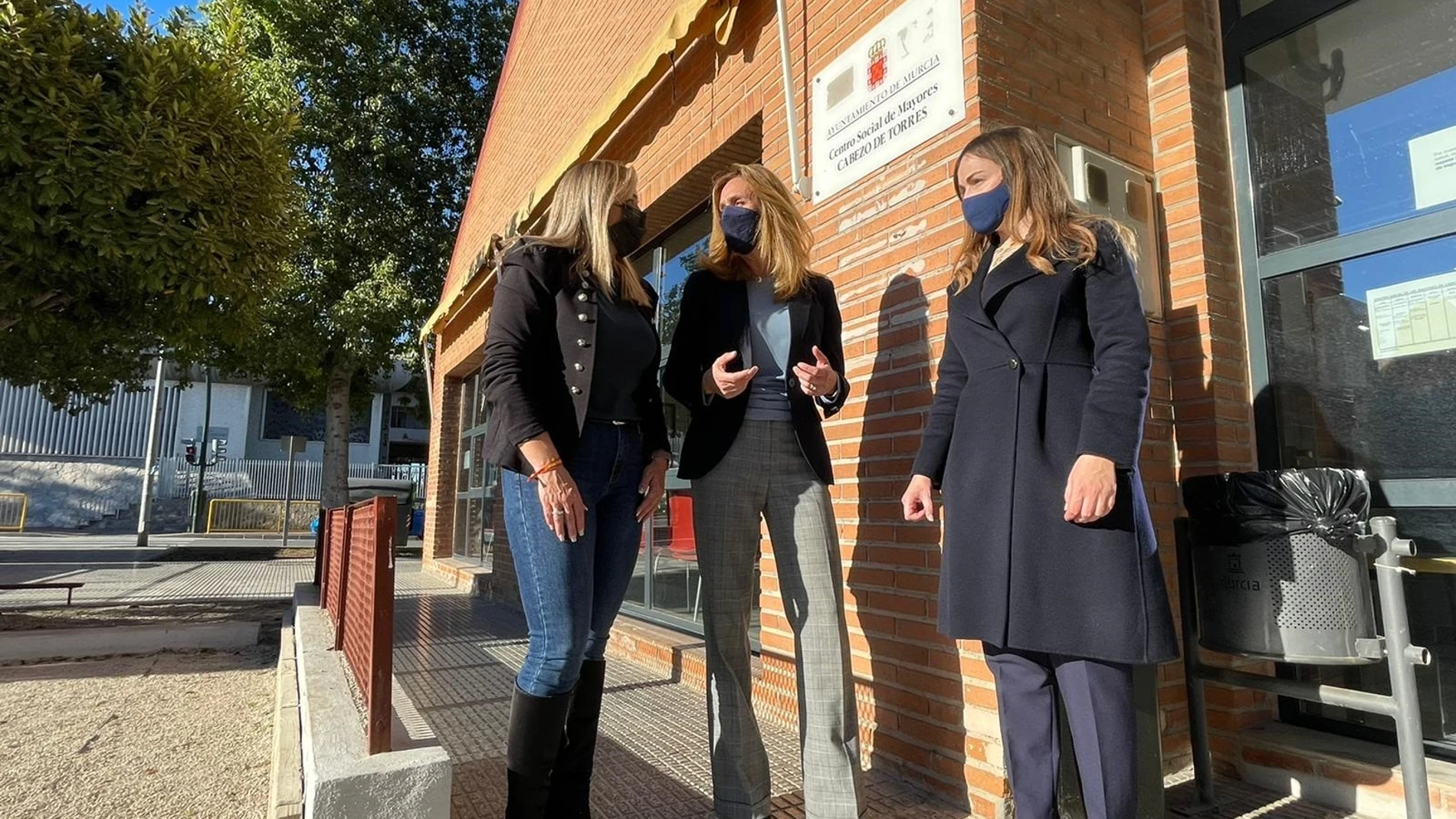 La portavoz del PP en Murcia, Rebeca Pérez, la concejal Pilar Torres y la portavoz en la pedanía de Cabezo de Torres, Pilar Vivancos