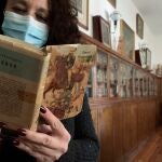 Una mujer sostiene un ejemplar de la primera edición en español de "Fiesta", la novela de Hemingway, una de las joyas literarias que se conserva en la biblioteca del Club Inglés de Bellavista, en Minas de Riotinto (Huelva). EFE/Fermín Cabanillas