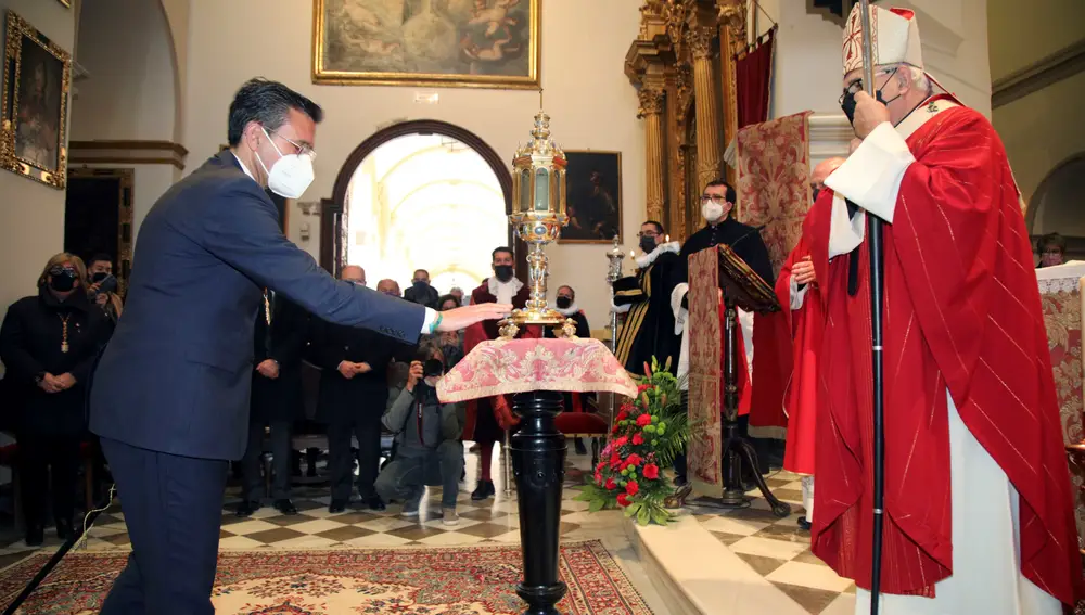 En la imagen, las reliquias del San Cecilio son veneradas el Alcalde de Granada, Francisco Cuenca ante el Arzobispo de Granada, Francisco Javier Martínez. EFE/Pepe Torres