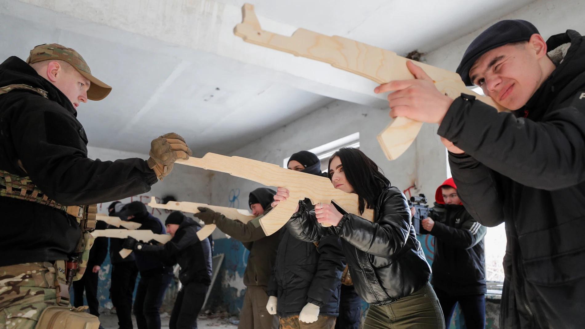 Jóvenes ucranianos aprender a disparar con fusiles de madera, en una antigua fábrica de tractores en Kiev