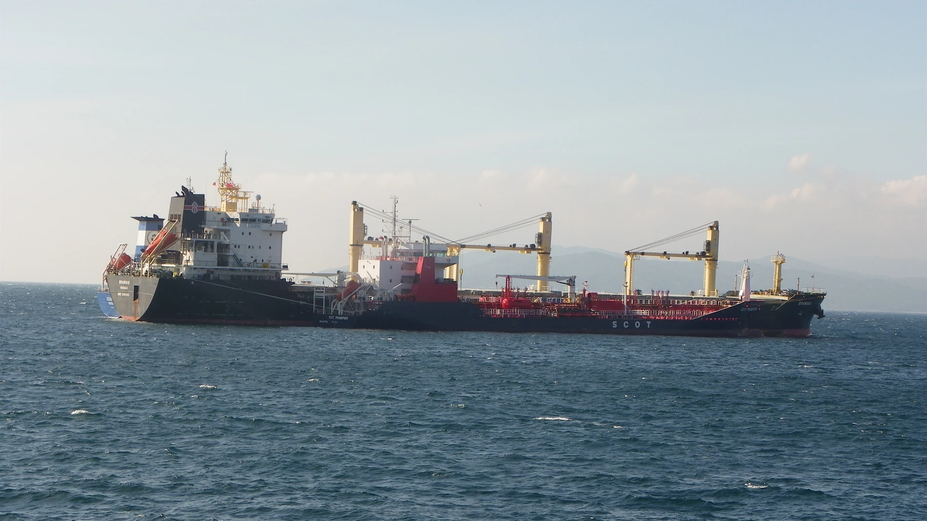 Los ecologistas piden que se actúe contra los buques causantes del vertido