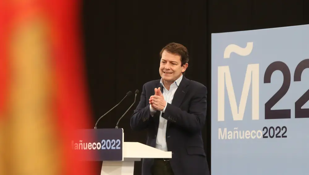 El presidente del PP en Castilla y León y candidato a la Presidencia de la Junta, Alfonso Fernández Mañueco, clausura un mitin de campaña en Palencia