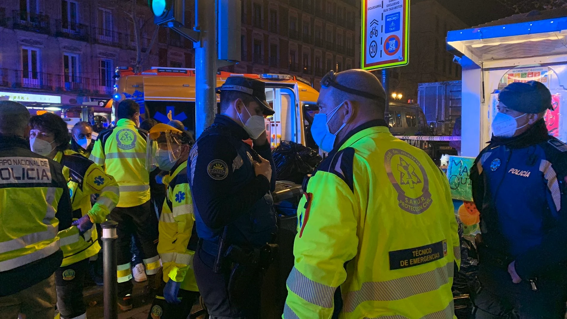 Agentes de la Policía Nacional, Policía Municipal de Madrid y Samur Protección Civil atendieron al menor de 15 años fallecido en la noche del sábado en Madrid.