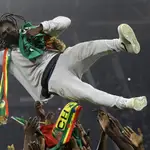 Aliou Cisse es manteado por sus jugadores después de ganar la Copa de África