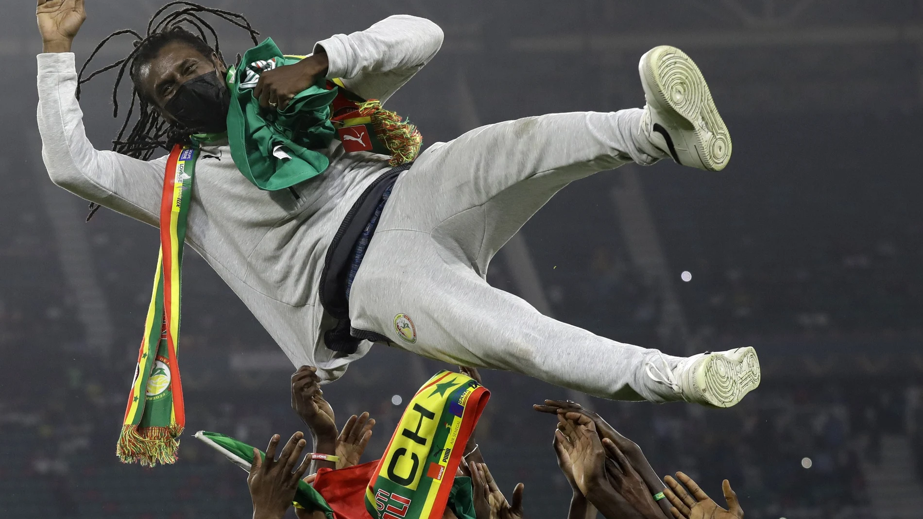 Aliou Cisse es manteado por sus jugadores después de ganar la Copa de África