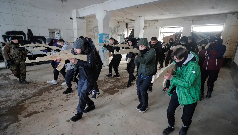 Entrenamiento de jóvenes ucranianos en una antigua fábrica de tractores en Kiev