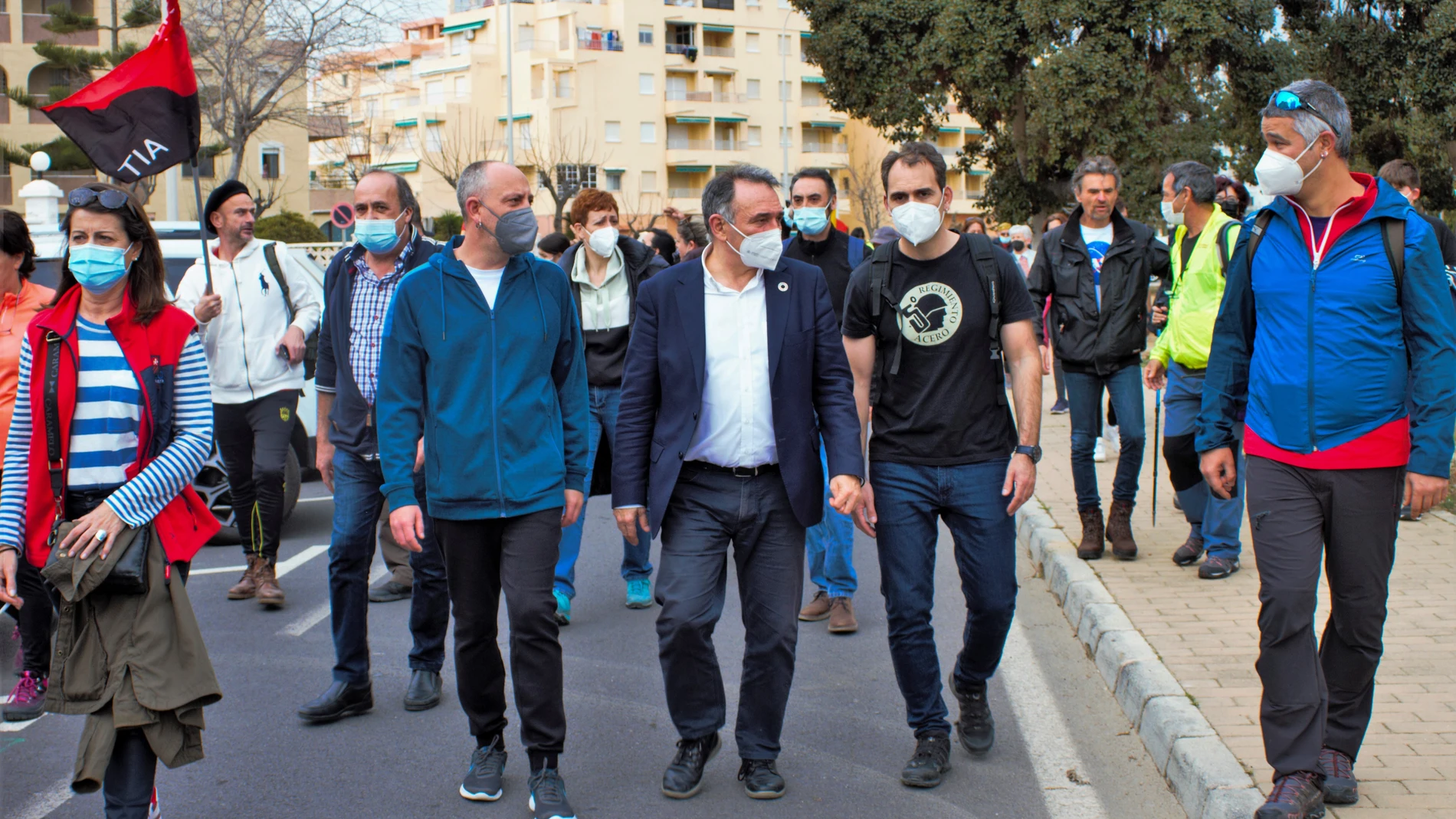 El secretario de estado para la Agenda 2030, Enrique Santiago (c), y el Coordinador de IU en Andalucia Toni Valero participan hoy en una marcha por la N-340 en la costa granadina y posteriormente en la inauguración de un monolito memorial en Salobreña en recuerdo de las personas fallecidas en febrero de 1937 cuando huían a pie de las tropas franquistas de Málaga a Almería , hecho histórico que se denominó La Desbandá