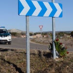 Un vehículo de la Guardia Civil pasa junto al lugar donde el pasado sábado se encontró el cuerpo sin vida de Esther López