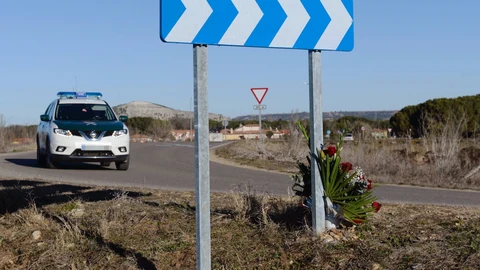Un vehículo de la Guardia Civil pasa junto al lugar donde el pasado sábado se encontró el cuerpo sin vida de Esther López
