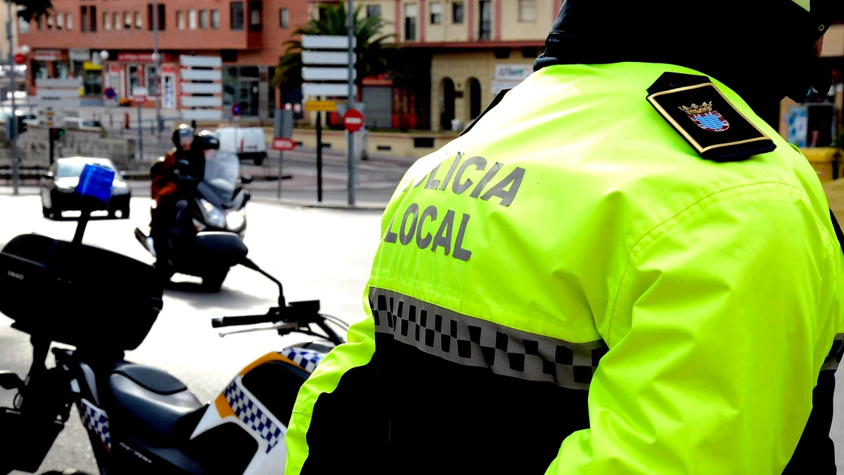 Atropellado un agente de la Policía Local en Jerez por un motorista que realizaba “caballitos”