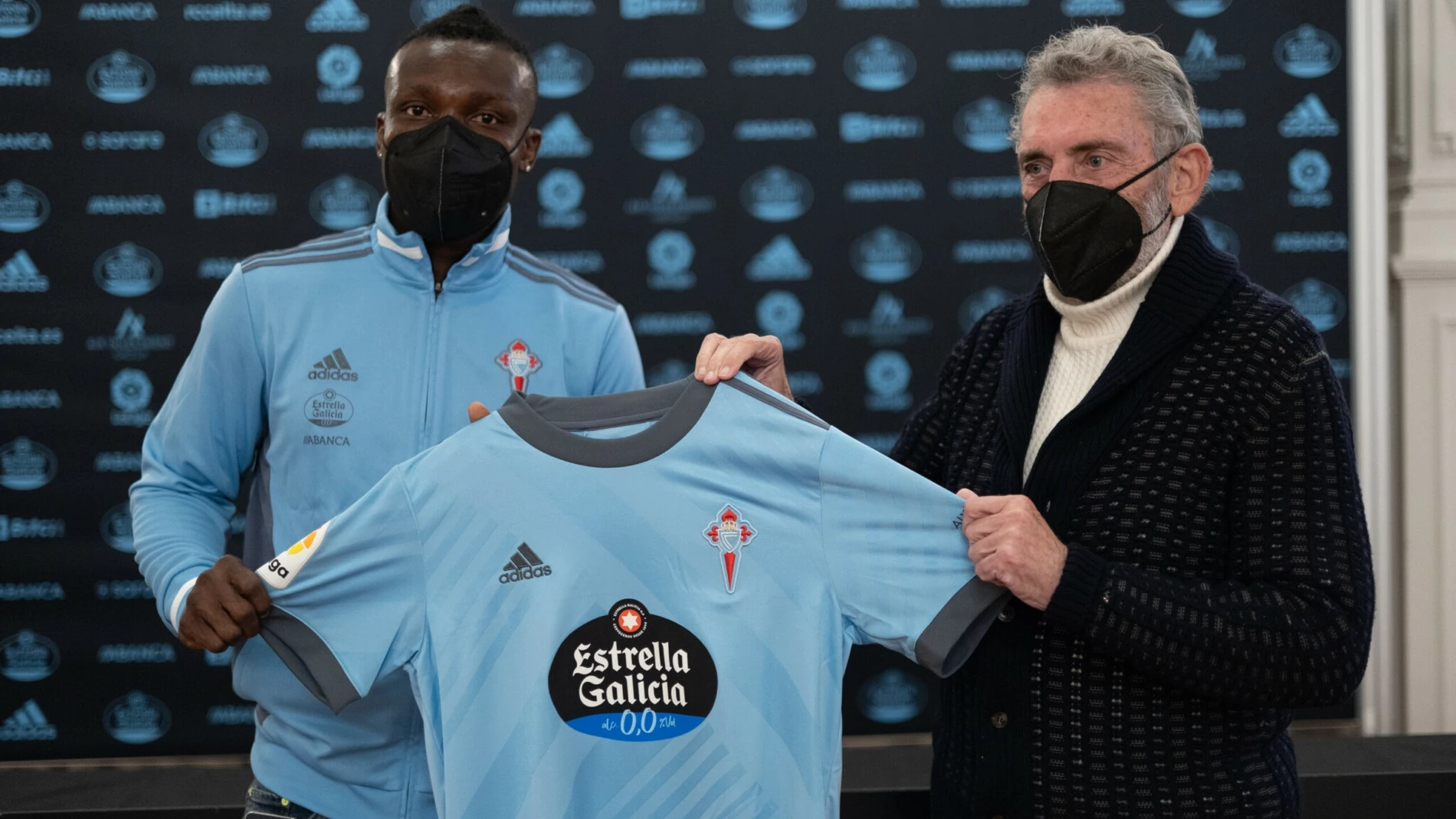 Joseph Aidoo posa con la camiseta del Celta de Vigo.