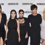 Khloe Kardashian, Kourtney Kardashian, Kim Kardashian, Kris Jenner y Kylie Jenner en una foto de archivo