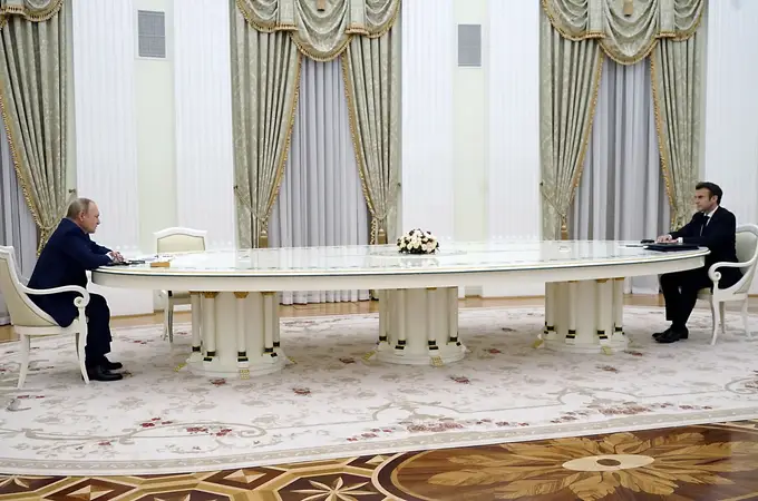 De la gigantesca mesa de 6 metros a una cena de lujo: las curiosidades de la reunión entre Putin y Macron