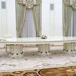 La reunión entre Vladimir Putin y Emmanuel Macron en la enorme mesa de seis metros tuvo una duración de más de cinco horas