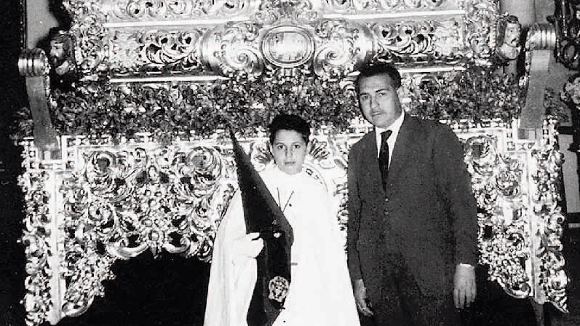 En la imagen, el cantante y compositor con su padre, delante del antiguo paso de la Presentación al Pueblo.