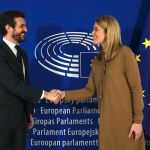 Pablo Casado y la presidenta del Parlamento Europeo, Roberta Metsola en Bruselas