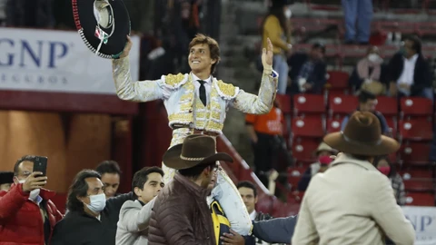 - El torero peruano Andrés Roca Rey sale en hombros al cortar dos orejas a su primer toro "Amanecer" de 553 kg, durante una corrida en la Plaza de Toros México de la Ciudad de México. EFE/Mario Guzmán
