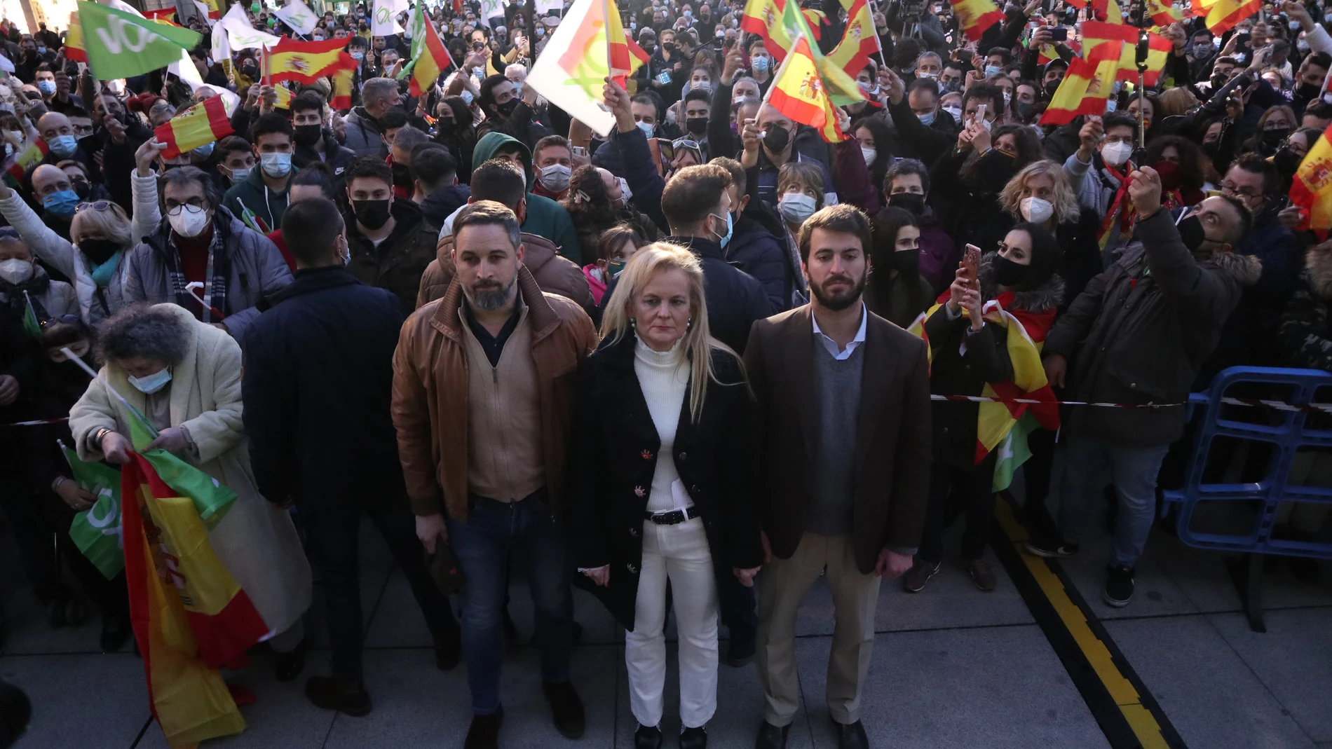 l presidente de Vox, Santiago Abascal, (c-i) durante un acto de campaña con el candidato de esta formación a la presidencia de la Junta de Castilla y León, Juan García-Gallardo (c-d), este lunes en Zamora.
