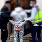 Momento de la detención del presunto autor de 70 robos en domicilios y tres estafas en Murcia