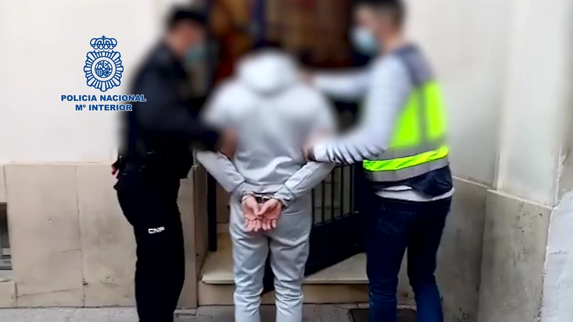 Momento de la detención del presunto autor de 70 robos en domicilios y tres estafas en Murcia