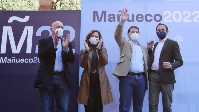 El candidato del PP, Alfonso Fernández Mañueco, junto a Isabel Díaz Ayuso, Jesús Julio Carnero y Conrado Íscar