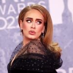 Adele en la alfombra roja de los Brit Awards.