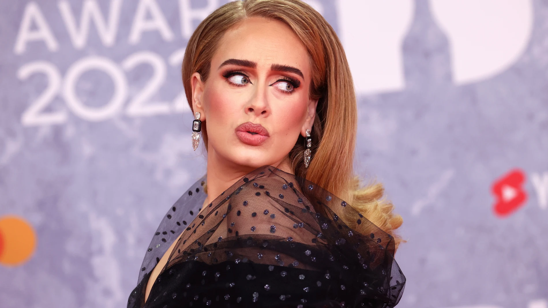 Adele en la alfombra roja de los Brit Awards.