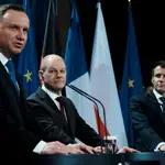 El canciller alemán, Olaf Scholz, el presidente polaco, Andrzej Duda, y el presidente francés, Emmanuel Macron, asisten a una rueda de prensa conjunta, antes de una reunión del Triángulo de Weimar para tratar la actual crisis de Ucrania